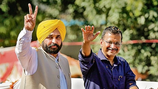 Delhi chief minister and AAP convener Arvind Kejriwal with Punjab CM-designate Bhagwant Mann.(HT_PRINT)
