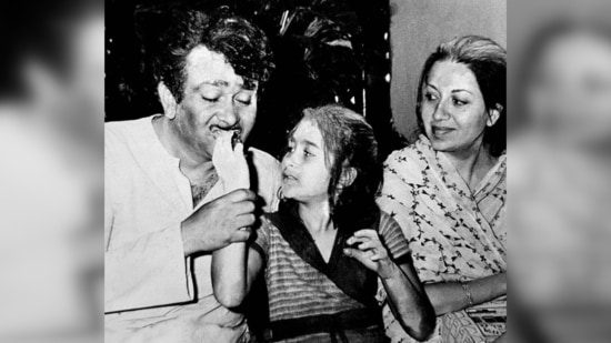 Karisma Kapoor took us down memory lane by sharing a major throwback Holi picture with her parents Randhir Kapoor and Babita Kapoor from her childhood days.(Instagram/@therealkarismakapoor)