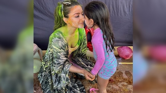 Soha Ali Khan celebrated Holi with her daughter Inaaya Naumi Kemmu and friends.(Instagram/@sakpataudi)