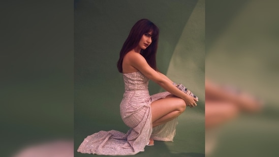 With pretend money in her hand, Fatima Sana Shaikh struck some diva poses in her camera.(Instagram/@fatimasanashaikh)