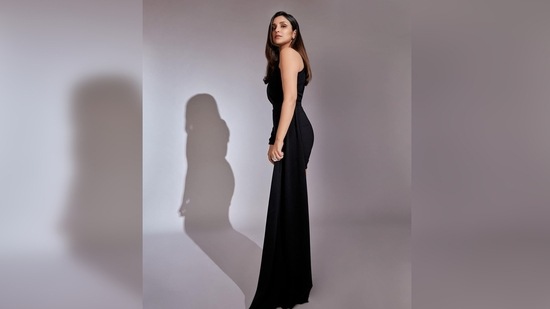 Turning sideways to the camera, Parineeti Chopra gave a sensuous pose to the camera.(Instagram/@parineetichopra)