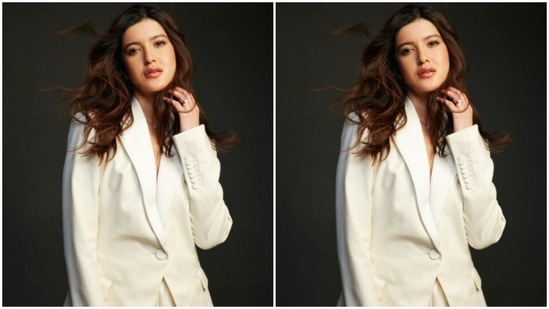 Shanaya paired a white oversized blazer lined with white buttons with a pair of white formal trousers with wide legs.(Instagram/@shanayakapoor02)