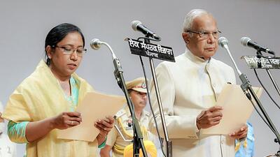 Punjab governor Banwarilal Purohit administers the oath of office and secrecy to Aam Aadmi Party MLA Dr Baljit Kaur as Punjab minister, in Chandigarh on Saturday. (ANI) Punjab governor Banwarilal Purohit administers the oath of office and secrecy to Aam Aadmi Party MLA Dr Baljit Kaur as Punjab minister, in Chandigarh on Saturday. (ANI)