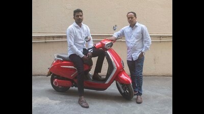 Co-founders Rohan Kamble (R) and Shashikant Kamble (L) of Dexto Motors at Law college road in Pune. (Pratham Gokhale/HT Photo) Co-founders Rohan Kamble (R) and Shashikant Kamble (L) of Dexto Motors at Law college road in Pune. (Pratham Gokhale/HT Photo)
