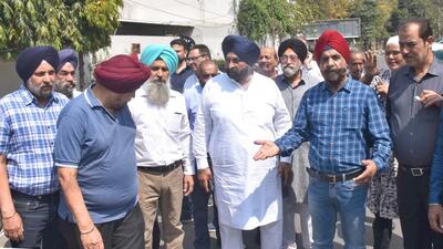Residents of Model Town area led by SAD leader Maheshinder Singh Grewal opposing establishment of eatery in residential area in Ludhiana on March 19, 2022. (Gurpreet Singh/HT) Residents of Model Town area led by SAD leader Maheshinder Singh Grewal opposing establishment of eatery in residential area in Ludhiana on March 19, 2022. (Gurpreet Singh/HT)