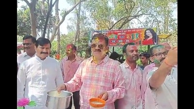 Bahraich DM offering sugarcane juice to visiting guests on Holi. (HT photo)
