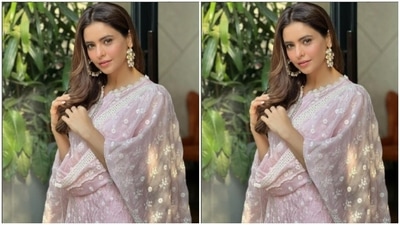 Aamna played muse to the fashion designer house Shop Mulmul and picked a pastel pink salwar suit from their wardrobe. (Instagram/@aamnasharifofficial)