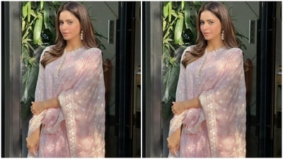 In gold and peart hoop earrings, Aamna accessorised her ethnic look to perfection as she posed for sunkissed pictures. (Instagram/@aamnasharifofficial)