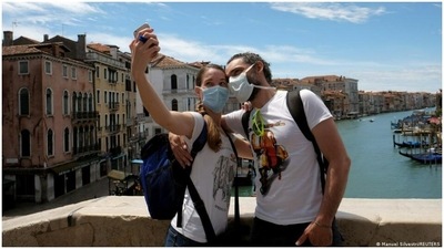 Vacations are possible in Europe — but certain rules, like wearing masks, are still in place in many countires. (Manuel Silvestri/REUTERS	)