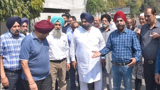 Residents of Model Town area led by SAD leader Maheshinder Singh Grewal opposing establishment of eatery in residential area in Ludhiana on March 19, 2022. (Gurpreet Singh/HT)
