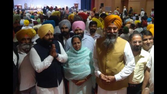 Anandpur Sahib MLA Harjot Singh with Kotkapura MLA Kultar Singh Sandhwan (right), who has been nominated as the Speaker of the 16th Punjab Vidhan Sabha and will be formally elected on Monday.  (Sanjeev Sharma/HT)