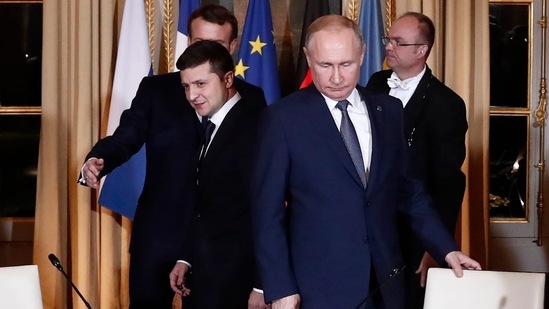 Russian President Vladimir Putin, right, and Ukrainian President Volodymyr Zelenskyy at the Elysee Palace, Dec. 9, 2019, in Paris.(AP / File)