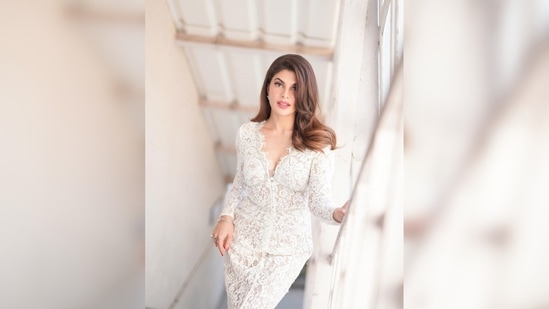 Jacqueline Fernandez's beige pumps with pointed heels were the perfect match for her ensemble.(Instagram/@jacquelinef143)