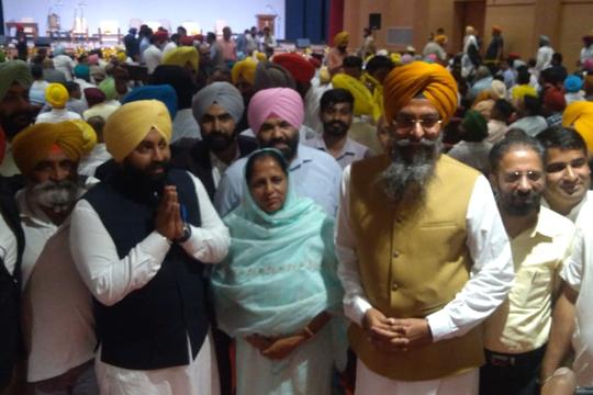 Anandpur Sahib MLA Harjot Singh with Kotkapura MLA Kultar Singh Sandhwan (right), who has been nominated as the Speaker of the 16th Punjab Vidhan Sabha and will be formally elected on Monday. (Sanjeev Sharma/HT) Anandpur Sahib MLA Harjot Singh with Kotkapura MLA Kultar Singh Sandhwan (right), who has been nominated as the Speaker of the 16th Punjab Vidhan Sabha and will be formally elected on Monday. (Sanjeev Sharma/HT)