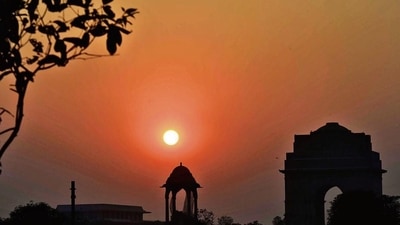 The relative humidity on Sunday oscillated between 75 per cent to 26 per cent, (Arvind Yadav/HT photo) The relative humidity on Sunday oscillated between 75 per cent to 26 per cent, (Arvind Yadav/HT photo)