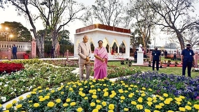 President Ram Nath Kovind and First Lady Savita Kovind at the Charti Lal Goel Heritage Park near Jama Masjid in New Delhi on Sunday. (Sanjeev Verma/HT PHOTO) President Ram Nath Kovind and First Lady Savita Kovind at the Charti Lal Goel Heritage Park near Jama Masjid in New Delhi on Sunday. (Sanjeev Verma/HT PHOTO)