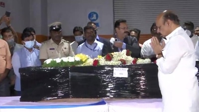 Mortal remains of Naveen Shekharappa Gyangoudar arrived in Bengaluru at around 3am on Monday.