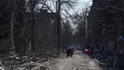 Local residents walk near residential buildings which were damaged during Ukraine-Russia conflict in the besieged southern port city of Mariupol, Ukraine March 18, 2022. REUTERS/Stringer (REUTERS)