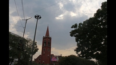 On Sunday, Pune reported cloudy weather along with a drop in temperature. (Ravindra Joshi/HT PHOTO) On Sunday, Pune reported cloudy weather along with a drop in temperature. (Ravindra Joshi/HT PHOTO)