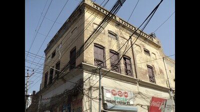 The building was used by Bhagat Singh and his friends as secret headquarters from August 10, 1928 to Feb 4, 1929, where Bhagat Singh, Chander Sekhar Azad, Sukhdev, Shiv Verma, Vijay Kumar Sinha, Mahavir Singh and other freedom fighters paid regular visits. The building was used by Bhagat Singh and his friends as secret headquarters from August 10, 1928 to Feb 4, 1929, where Bhagat Singh, Chander Sekhar Azad, Sukhdev, Shiv Verma, Vijay Kumar Sinha, Mahavir Singh and other freedom fighters paid regular visits.