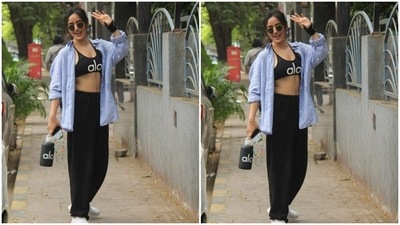 Showing off her abs in the stunning athleisure, Neha posed before getting into her car. (HT Photos/Varinder Chawla)