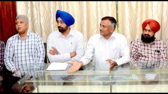 GADVASU vice-chancellor Inderjeet Singh (second from right) and other officials refuted NRI student’s allegation while addressing the media in Ludhiana on Saturday. (Gurpreet Singh/HT)