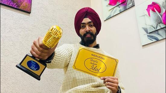 Student of BA Economics final year, Jaskaran Singh of Ludhiana, wants to do playback singing for Telugu actor Allu Arjun. (HT PHOTO)