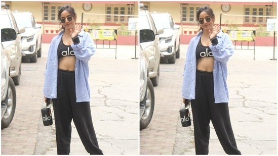 Neha wore her tresses into a messy bun as she smiled at the paparazzi.(HT Photos/Varinder Chawla)