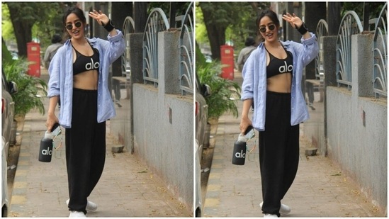 Showing off her abs in the stunning athleisure, Neha posed before getting into her car.(HT Photos/Varinder Chawla)
