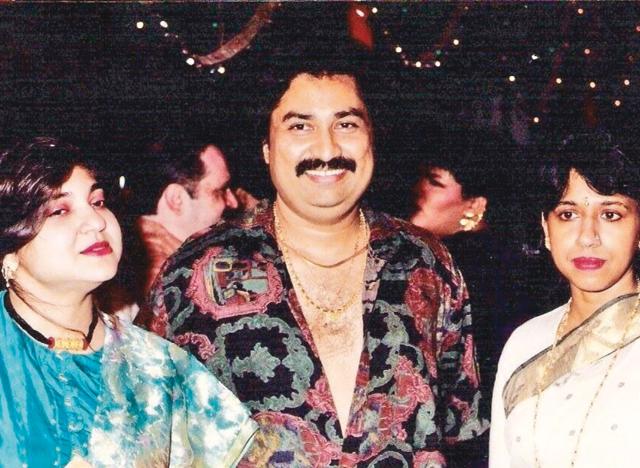 Kumar Sanu with Alka Yagnik (left) and Kavita Krishnamurthy (right) during a concert Kumar Sanu with Alka Yagnik (left) and Kavita Krishnamurthy (right) during a concert