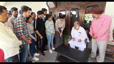 Ukraine-returnee medical students and their parents interacting with Haryana health minister Anil Vij at his residence in Ambala on Monday. (HT Photo) Ukraine-returnee medical students and their parents interacting with Haryana health minister Anil Vij at his residence in Ambala on Monday. (HT Photo)
