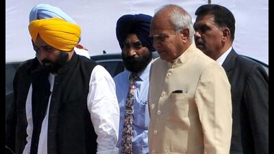 Punjab CM Bhagwant Mann escorting governor Banwarilal Purohit for governor’s speech at the Punjab Vidhan Sabha in Chandigarh on Monday. (Ravi Kumar/HT)