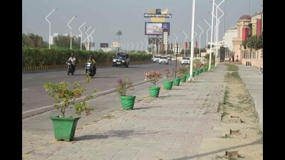 Route to Ekana stadium decorated ahead of the oath-taking ceremony on Friday. (HT Photo)