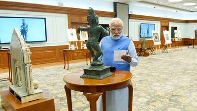 Prime Minister Narendra Modi on Monday reviewed the centuries old stolen artefacts retrieved from Australia. (ANI) Prime Minister Narendra Modi on Monday reviewed the centuries old stolen artefacts retrieved from Australia. (ANI)