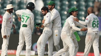 Pakistan team celebrates the dismissal of Usman Khawaja on 91.&nbsp; (Twitter/TheRealPCB)