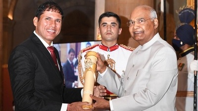 President Ram Nath Kovind presents Padma Bhushan to Devendra Jhajharia (Twitter) President Ram Nath Kovind presents Padma Bhushan to Devendra Jhajharia (Twitter)