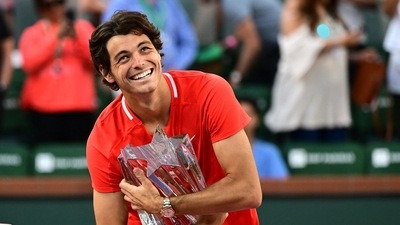 Taylor Fritz (USA) holds the championship trophy after defeating Rafael Nadal (USA TODAY Sports)