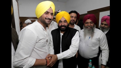 Former Cricketer Harbhajan Singh with Punjab Chief Minister Bhagwant Mann before submitting a nomination for Rajya Sabha membership at Assembly Speaker’s office on the 2nd day of 16th Punjab Assembly session in Chandigarh. (Ravi Kumar/HT) Former Cricketer Harbhajan Singh with Punjab Chief Minister Bhagwant Mann before submitting a nomination for Rajya Sabha membership at Assembly Speaker’s office on the 2nd day of 16th Punjab Assembly session in Chandigarh. (Ravi Kumar/HT)