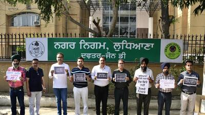 Members of NGOs protesting against the civic body, for their inaction against dumping of waste, outside MC office Zone D in Sarabha Nagar, Ludhiana on March 21, 2022. (Harsimar Pal Singh/HT) Members of NGOs protesting against the civic body, for their inaction against dumping of waste, outside MC office Zone D in Sarabha Nagar, Ludhiana on March 21, 2022. (Harsimar Pal Singh/HT)