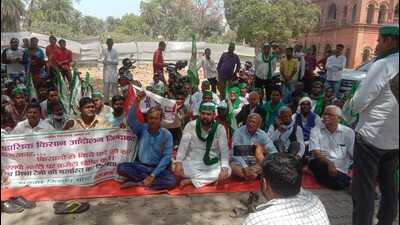Protest being held by farmers and workers in Civil Lines area of Prayagraj on Monday. ((HT)) Protest being held by farmers and workers in Civil Lines area of Prayagraj on Monday. ((HT))