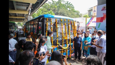 Maha-Metro begins ‘Pune Metro Rail Feeder Bus Services’, on Monday. Pune Metro’s MD Brijesh Dixit, PMPML director Laxminarayan Mishra inaugurated the service at Garware Metro Station. (HT PHOTO)