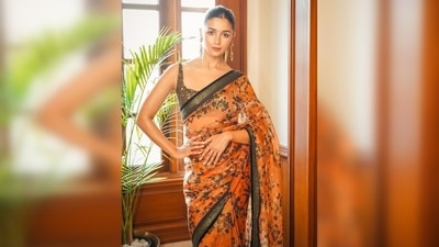 Alia Bhatt gracefully posed for the camera and flaunted her gorgeous 6-yards from Sabyasachi's collection. (Instagram/@sabyasachiofficial) Alia Bhatt gracefully posed for the camera and flaunted her gorgeous 6-yards from Sabyasachi's collection. (Instagram/@sabyasachiofficial)