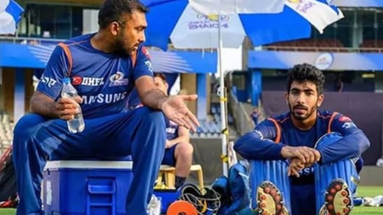 Mahela Jayawardene and Jasprit Bumrah(Twitter/mipaltan)