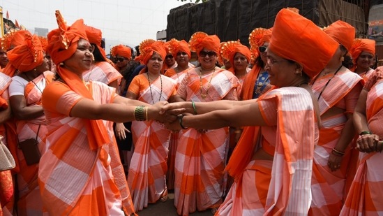 On the occasion, women in saffron sarees and turbons played 'fugdi' at APMC fruit market, in Navi Mumbai.(HT Photo/Bachchan Kumar)