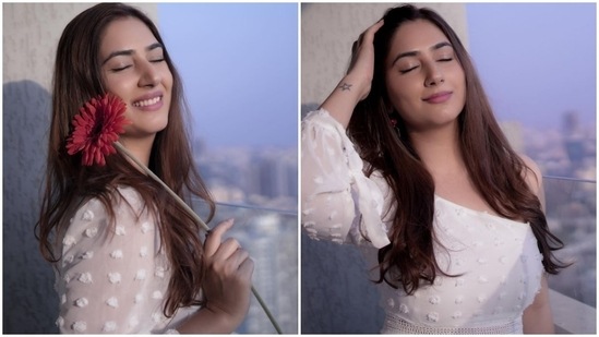 Television actor Disha Parmar always delights her millions of fans on social media by posting snippets from her life. From travel diaries to photoshoots, the star shares it all with her followers. Her latest post shows the Bade Achhe Lagte Hain 2 actor posing inside a balcony for a sunkissed photoshoot, while exuding elegance in it.(Instagram/@dishaparmar)