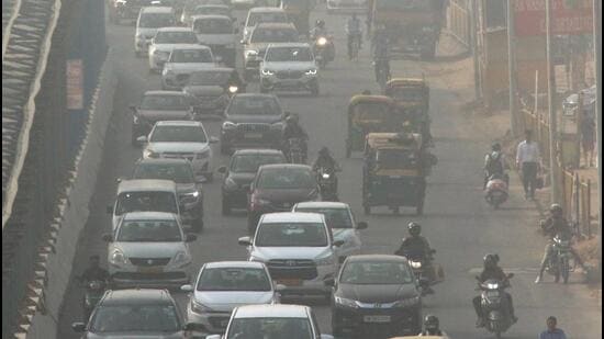Gurugram: Vehicles ply on a road amid low visibility due to dense smog, in Gurugram, Monday, March 21, 2022. (PTI Photo) (PTI03_21_2022_000063B) (PTI)