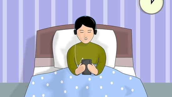 Stay away from gadgets at night: Evidence indicates that blue light from electronics can impact your circadian rhythm, keeping you wide awake when you're supposed to be feeling tired and sleepy. Therefore, stay away from your mobile phones and laptops for an hour before bedtime. Especially avoid net surfing just before sleep.(Pixabay)