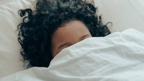 Make sure to wind-down: Allocate half an hour to an hour before bed as wind-down time. Listen to soft music if that helps you calm your mind. Keep the lighting dim. Engage in a non-stimulating activity, like listening to calming music, meditation, or reading a book. Deep breathing exercises are also a tremendously beneficial wind-down activity. Make sure your bed is clean and make sure you change bed linen once a week.(Pexels)