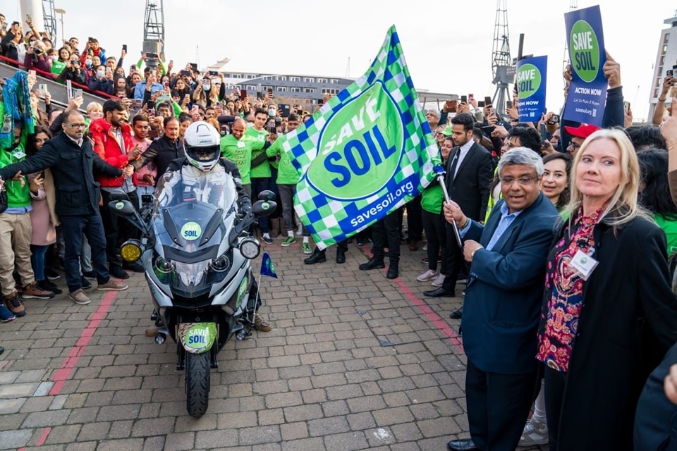 Sadhguru's journey flagged today at the iconic Trafalgar Square in London and will cover a wide expanse of 30,000 km. Sadhguru's journey flagged today at the iconic Trafalgar Square in London and will cover a wide expanse of 30,000 km.