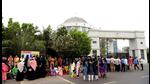 Parents protesting outside DAV School in Nerul on Tuesday. The Navi Mumbai Municipal Corporation deputy municipal commissioner (education), Jaideep Pawar, has said that a meeting between parents and school would soon be convened. The parents protested on Tuesday against DAV School, Nerul, levying fees under ‘various heads’ during the pandemic. (BACHCHAN KUMAR/HT PHOTO) Parents protesting outside DAV School in Nerul on Tuesday. The Navi Mumbai Municipal Corporation deputy municipal commissioner (education), Jaideep Pawar, has said that a meeting between parents and school would soon be convened. The parents protested on Tuesday against DAV School, Nerul, levying fees under ‘various heads’ during the pandemic. (BACHCHAN KUMAR/HT PHOTO)